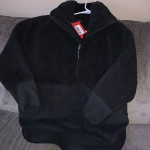 Womens NWT black North Face Fleece Pull Over.